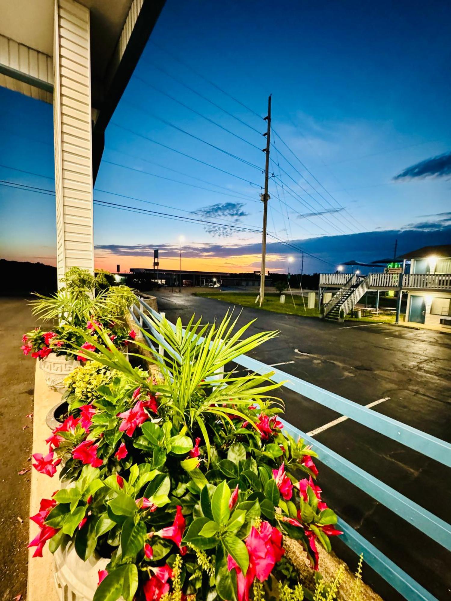 Ozark Inn And Suites Osage Beach Ngoại thất bức ảnh